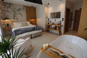 Premium tweepersoonskamer, uitzicht op de stad | Een kluis op de kamer, een bureau, een laptopwerkplek