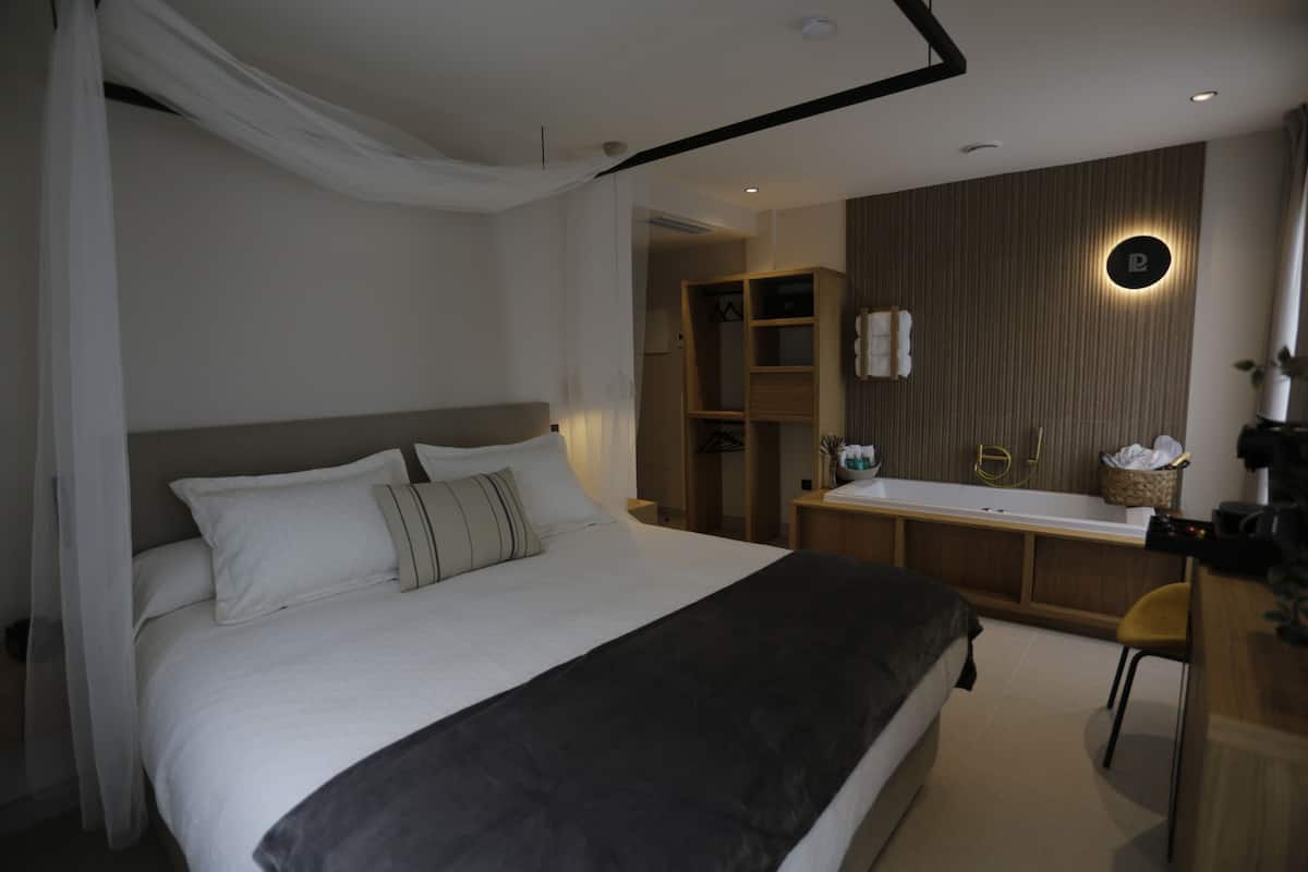 Suite Premium, vistas al puerto | 1 dormitorio, caja fuerte, escritorio