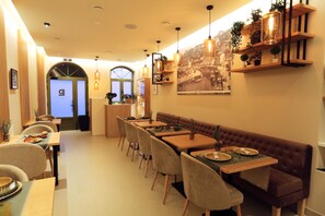 Café da manhã com buffet todos os dias (EUR 10 por pessoa)
