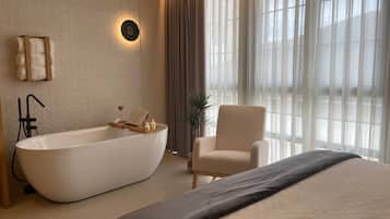 Premium Tek Büyük Yataklı Oda, Şehir Manzaralı | 1 yatak odası, odada kasa, masa, dizüstü bilgisayar çalışma alanı