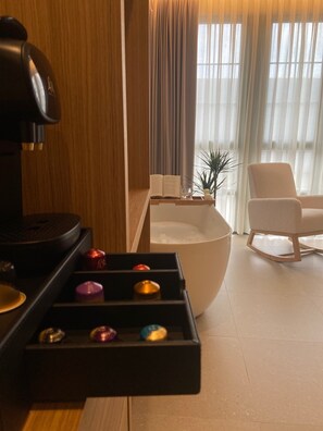 Premium tweepersoonskamer, uitzicht op de stad | Een kluis op de kamer, een bureau, een laptopwerkplek