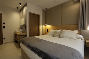 Quarto casal luxo, vista para a cidade | 1 quarto, cofres nos quartos, escrivaninha