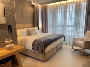 Kamar Double Deluks, pemandangan kota | Brankas, meja kerja, ruang kerja ramah laptop, dan tirai kedap cahaya