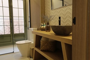 Hair dryer, slippers, towels, soap - Hotel Puerto de Luarca  (Valdes)
