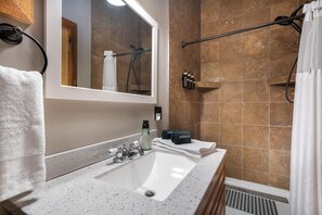 Dusche, Haartrockner, Handtücher, Seife