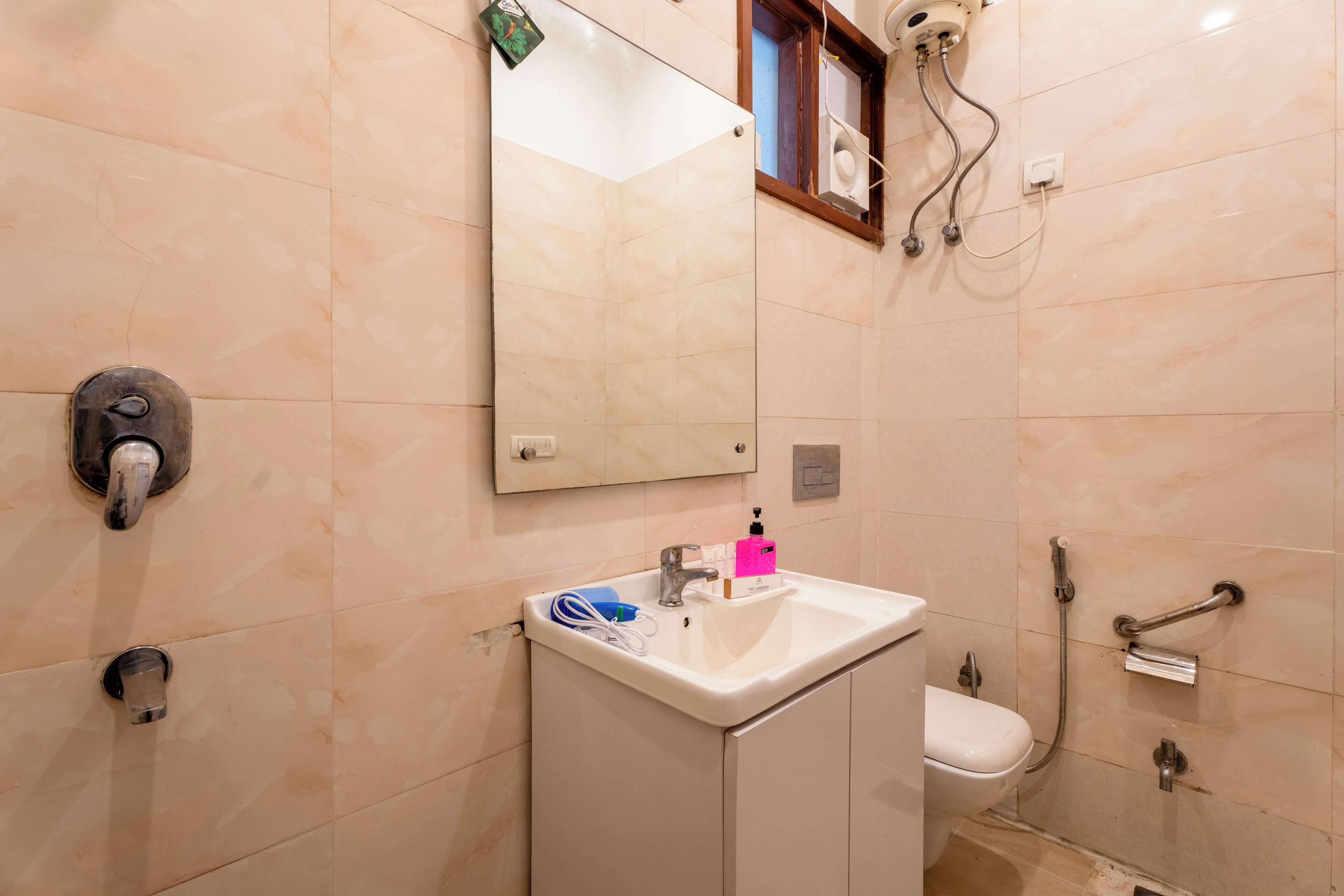 Une salle de bain moderne avec un lavabo, un miroir et des toilettes.