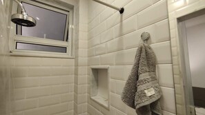 Dusche, Haartrockner, Bidet, Handtücher