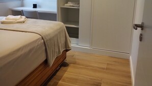 A bedroom with a bed, a desk, and a wardrobe. - Estácio Subway, 3 Bedrooms, AC, Garage (Estácio Rio de Janeiro)