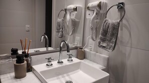 Shower, hair dryer, bidet, towels - Estácio Subway, 3 Bedrooms, AC, Garage (Estácio Rio de Janeiro)