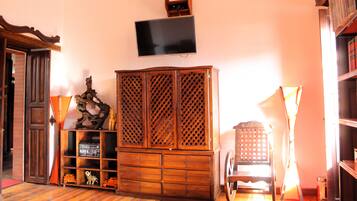 Apartamento clásico, 2 habitaciones, cocina, vistas a la ciudad | 2 dormitorios, escritorio, tabla de planchar con plancha y wifi gratis