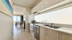 Geladeira, micro-ondas, cooktop, lava-louças
