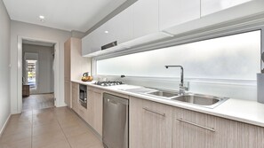 Réfrigérateur, micro-ondes, plaque de cuisson, lave-vaisselle