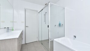 Dusche, Haartrockner, Handtücher