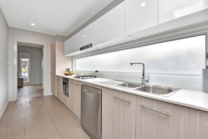Fridge, microwave, stovetop, dishwasher