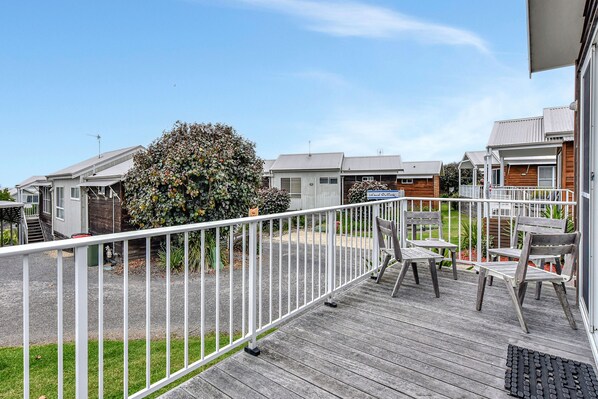 Une terrasse avec une rambarde, un sapin de Noël et un panneau indiquant « Vue sur l’île ».