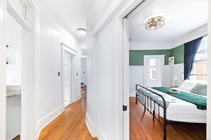 2 soverom, skrivebord, strykejern/-brett og reiseseng for barn