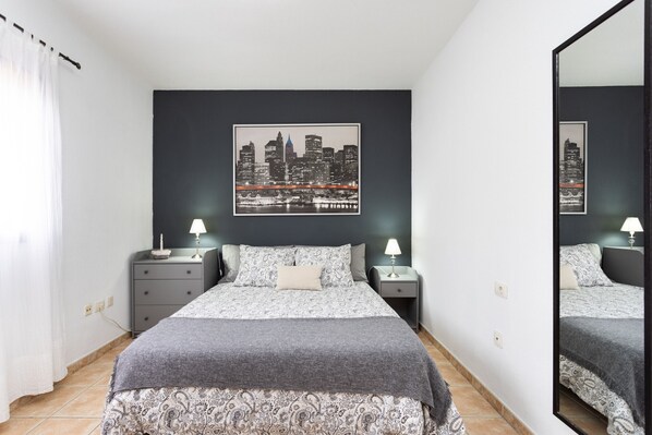 4 bedrooms, iron/ironing board, free WiFi, bed sheets