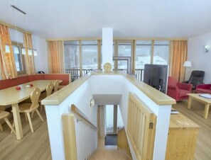 Een modern interieur met een eethoek, keuken en woongedeelte.