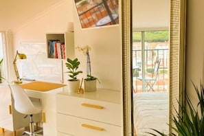 1 slaapkamer, een bureau, een strijkplank/strijkijzer, reisbedje