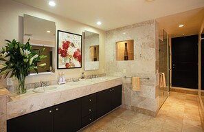 Een douche, een haardroger, handdoeken, zeep