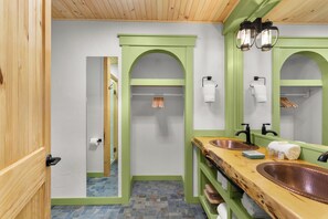 Luxury Single Room, City View | Bathroom | Shower, free toiletries, towels, soap - Downtown Camden Hotel (Camden)