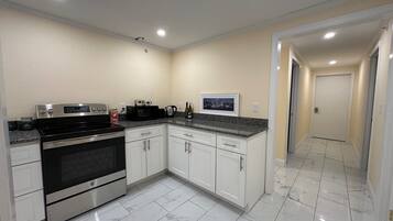 Chambre Familiale | Cuisine privée | Mini réfrigérateur, micro-ondes, cafetière/bouilloire