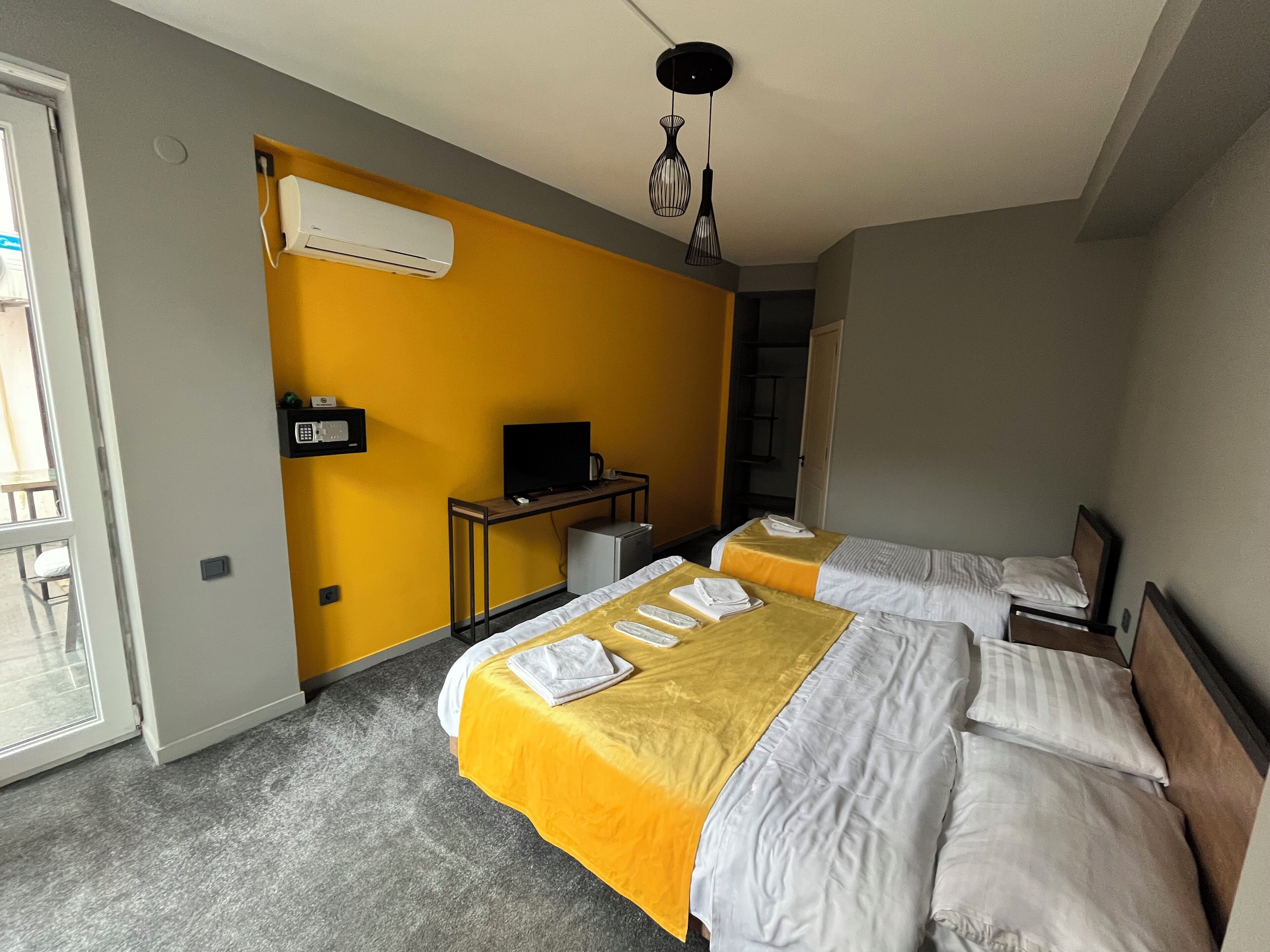Premium bedding, in-room safe, iron/ironing board, free WiFi