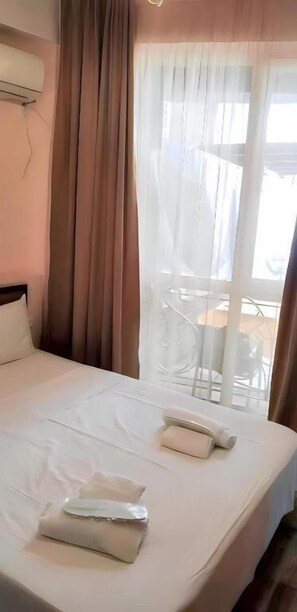 Economy tweepersoonskamer, uitzicht op tuin | Luxe beddengoed, een kluis op de kamer, een strijkplank/strijkijzer