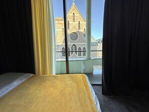 Habitación Deluxe doble | Ropa de cama de alta calidad, caja fuerte, tabla de planchar con plancha