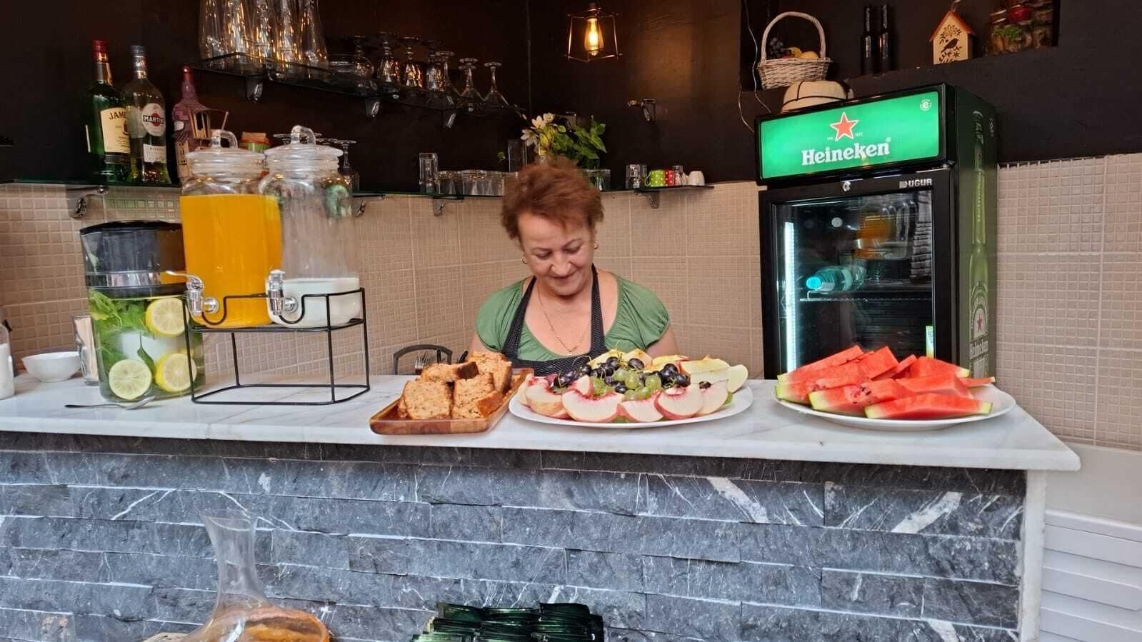 Free daily full breakfast 