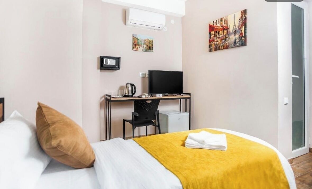 Premium bedding, in-room safe, iron/ironing board, free WiFi