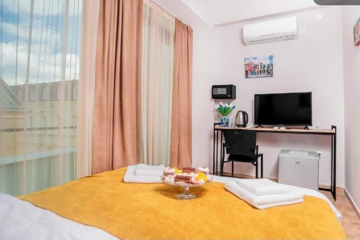 Premium bedding, in-room safe, iron/ironing board, free WiFi