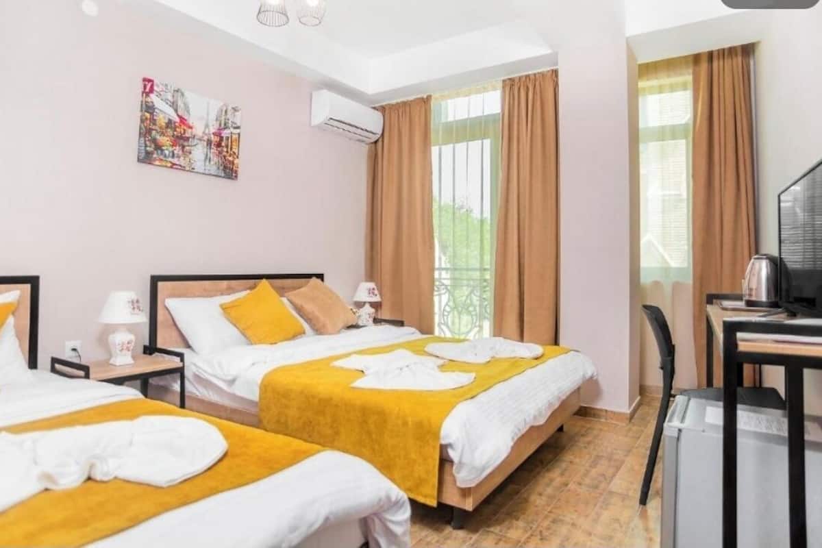 Premium bedding, in-room safe, iron/ironing board, free WiFi