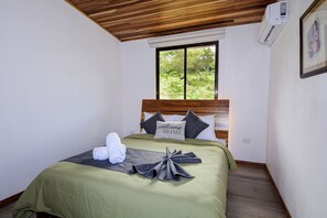 Casa básica, sacada, vista para a montanha | 2 quartos, Wi-Fi de cortesia, roupa de cama