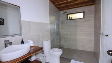 Basic-Haus, 2 Schlafzimmer, Balkon, Bergblick | Badezimmer | Umweltfreundliche Kosmetikartikel, Handtücher