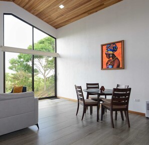 Casa básica, sacada, vista para a montanha | Área de estar | TV de tela plana