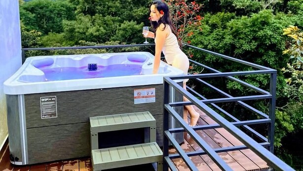 A hot tub on a wooden deck with a view of greenery and mountains. - Nambi Monteverde (Monteverde)
