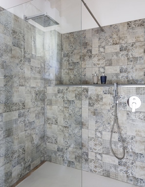 Dusche, Haartrockner, Bidet