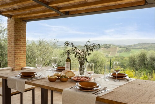 Luxury romantic cottage with a hot tub by San Gimignano