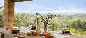 Luxury romantic cottage with a hot tub by San Gimignano