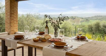 Luxury romantic cottage with a hot tub by San Gimignano