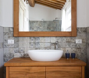 Douche, sèche-cheveux, bidet