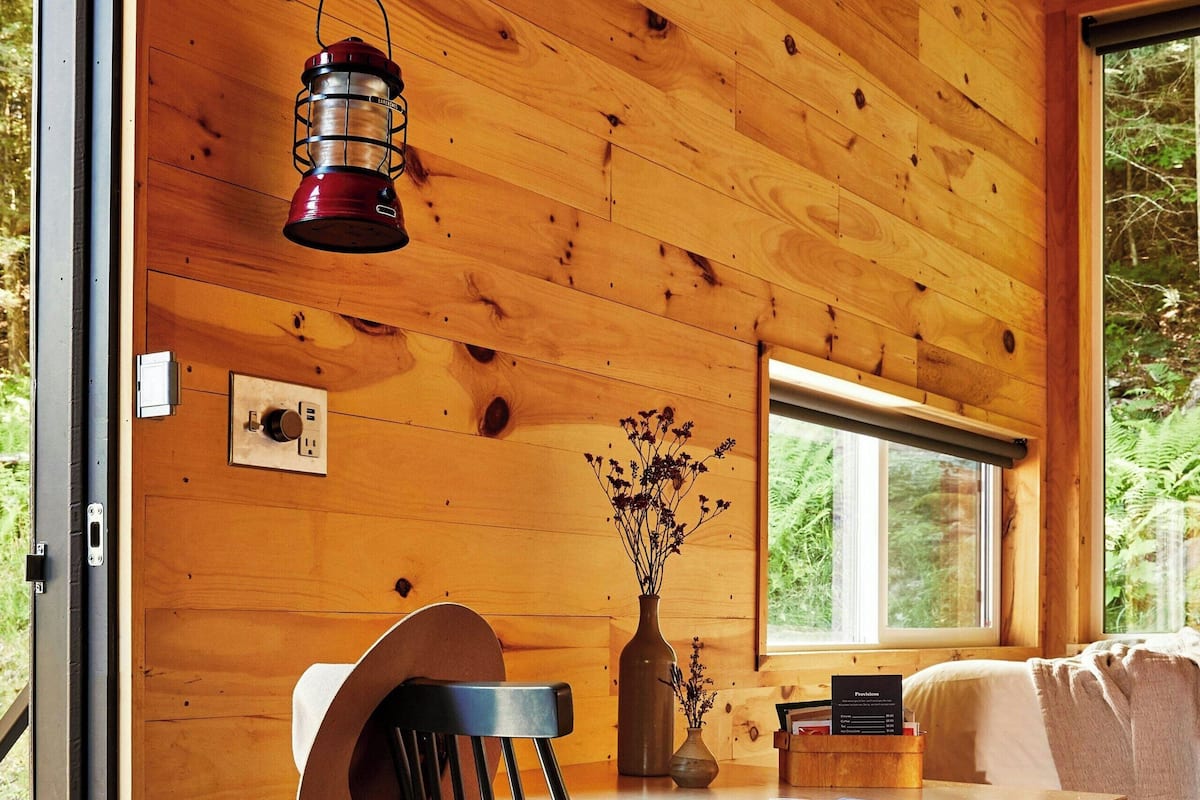 1 camera, una scrivania, postazione laptop, lenzuola