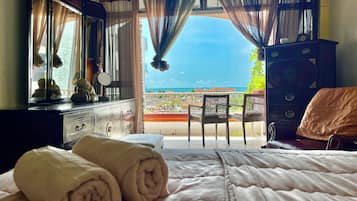 4 bedrooms, desk, iron/ironing board, WiFi