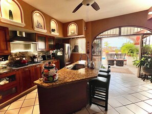 Mikrobølgeovn, ovn, kokeplater og kaffetrakter/tekoker