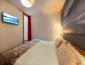 House | 3 bedrooms, iron/ironing board, bed sheets - Sunlit Alpine Apartment in Neukirchen (Neukirchen am Grossvenediger)