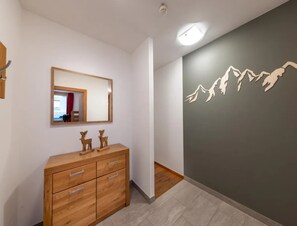 House | Interior detail - Sunlit Alpine Apartment in Neukirchen (Neukirchen am Grossvenediger)