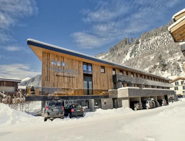 House | Exterior - Sunlit Alpine Apartment in Neukirchen (Neukirchen am Grossvenediger)