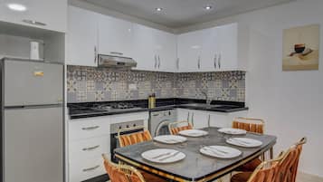 Fridge, oven, stovetop, dishwasher