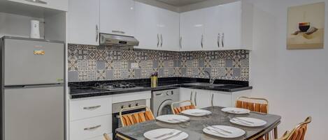 Fridge, oven, stovetop, dishwasher